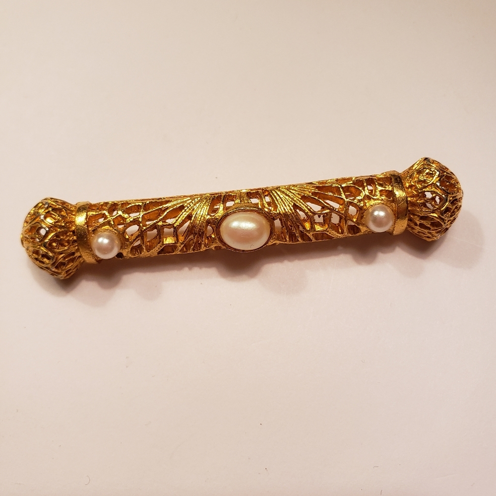 Vintage Dauplaise Pearl brooch